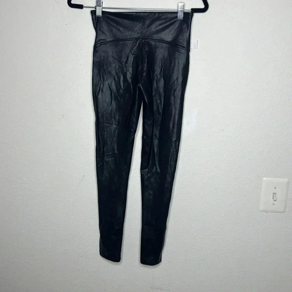Spanx faux leather black leggings size Medium Petite - Picture 3 of 5